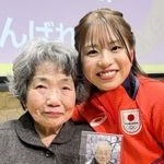 五輪前の壮行会で、大串雄史さんの写真を手に妻千代さん（左）と並ぶ長森遥南＝１月１６日、西宮市上ケ原一番町、関西学院大（撮影・山本哲志）
