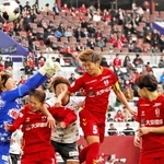 ＩＮＡＣ神戸－新潟　後半、ＩＮＡＣ神戸の三宅（５）が頭でゴールを狙うも外れる