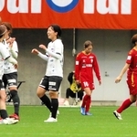 新潟に敗れて今季ホーム初黒星を喫し、肩を落とすＩＮＡＣ神戸の成宮（１０）や久保田（１９）