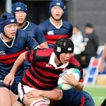 報徳－常翔学園　タックルを受けながら前進する報徳のロック前里主将 