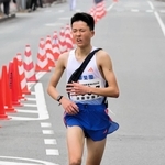 男子で連覇を逃し、３位でフィニッシュする須磨学園Ａのアンカー藪下殿傑＝西脇市