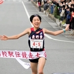 大会新記録で快勝した女子・長野東のアンカー本田結彩＝西脇市