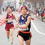 女子・西脇工アンカーの崎谷結芽（右）が１人を抜いて８位でフィニッシュ＝西脇市