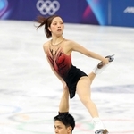 ミラノ・コルティナ冬季五輪のフィギュアスケート団体ペアＳＰで豪快なリフトを披露する三浦璃来（上）、木原龍一組＝６日、ミラノ（撮影・吉澤敬太）