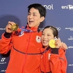 金メダルを手に笑顔の三浦璃来（右）と木原龍一