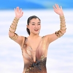 北京五輪で演技後に観客に応える坂本花織＝２０２２年２月、北京