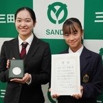 表敬訪問した西岡瞳さん（左）と大川詩織さん＝三田市役所