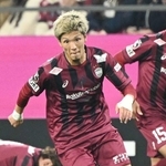 １３日の長崎戦で先発し、果敢にシュートを放った神戸の小松＝ノエビアスタジアム神戸