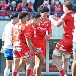 神戸-埼玉　前半、トライを決めた神戸の松永（左から３人目）と喜び合う選手たち＝２１日午後、神戸市須磨区緑台、ユニバー記念競技場（撮影・風斗雅博）