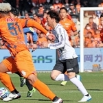 清水－神戸　古巣戦で神戸に移籍後初先発した乾（中央）＝静岡市、ＩＡＩ日本平スタジアム