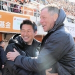 古巣戦を前に抱擁する清水の吉田監督（左）と神戸のスキッベ監督＝静岡市、ＩＡＩ日本平スタジアム