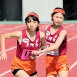 女子・星陵台の４区平野心結（右）からたすきを受けて走り出すアンカー池内珠優