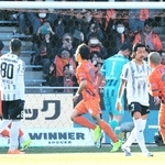 清水－神戸　後半１０分、ＰＫで先制点を許し、うなだれる神戸の井手口（右から２人目）ら（撮影・井川朋宏）