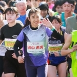 ファンランに出場し、手を振りながらスタートする田中希実（中央）＝撮影・辰巳直之