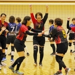 決勝・上甲子園－川西Ｐｕｒｅｓ　第１セット、得点を喜ぶ上甲子園の選手たち