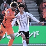 清水戦の終盤から出場し、Ｊ１初舞台を踏んだ神戸の山田（右）＝２月２１日、ＩＡＩスタジアム日本平