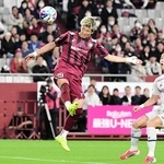 神戸-福岡　前半、神戸・小松がヘディングシュートを放つ＝ノエビアスタジアム神戸（撮影・中西幸大）