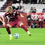 神戸-福岡　後半、佐々木のクロスに合わせ追加点を決める神戸・小松（中）＝撮影・中西幸大