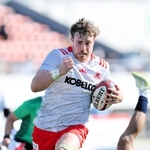 浦安-神戸　前半１４分、相手を振り切ってトライする神戸のコストリー＝東京・駒沢陸上競技場©　ＫＯＢＥ　ＳＴＥＥＬ，　ＬＴＤ．