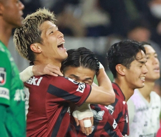 神戸-福岡　後半、Ｊ１の舞台で初得点を決め、笑顔を見せる神戸の小松（撮影・丸山桃奈）