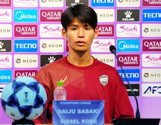 前日会見で意気込みを語る神戸の佐々木＝韓国・ソウル©ＶＩＳＳＥＬ　ＫＯＢＥ