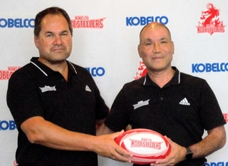 就任会見を行ったデイブ・レニーＨＣ（左、右は当時の福本正幸チームディレクター）＝２０２３年８月