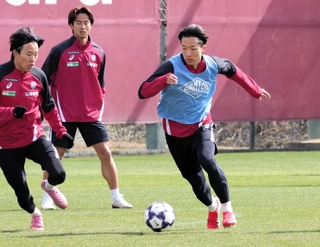 合流間もない中、練習で存在感を見せる神戸の内野航太郎（右）＝いぶきの森球技場