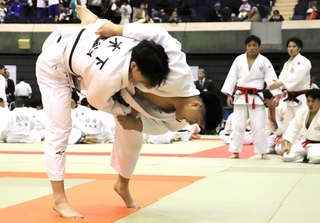 男子５人制決勝・関学大-龍谷大　内股を仕掛ける関学大の大将伊山豹生（中央）