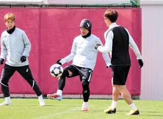 前年の雪辱に向け、前日の公開練習で調整する神戸の井手口（中央）＝いぶきの森球技場