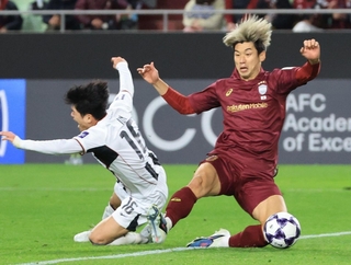 神戸－ＦＣソウル　後半、同点ゴールを決める神戸の大迫（右）＝撮影・丸山桃奈