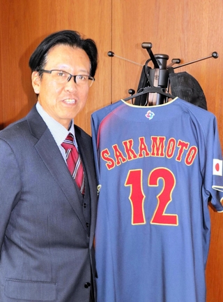 坂本誠志郎捕手の養父中学校時代の野球部監督で、現在は同校校長を務める岩浅克友希さん＝養父市十二所の同校