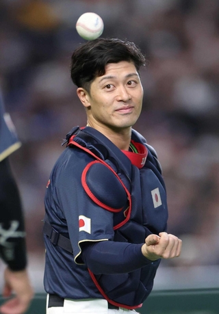 ６日の台湾戦で捕邪飛を捕球した坂本誠志郎捕手＝東京ドーム