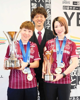 クラブ初の２冠達成を報告した西宮の（右から）江川涼、渡辺平太郎代表、網城安奈＝兵庫県庁