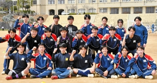 創部１００周年の節目に選抜大会へ挑む神戸高ラグビー部＝神戸市灘区