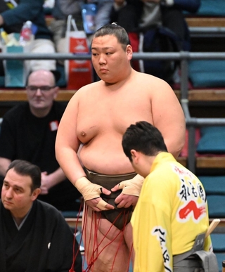 岡田との取組に臨む藪ケ崎＝８日、エディオンアリーナ大阪（撮影・高部洋祐）