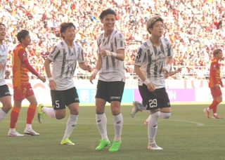 名古屋－神戸　前半１２分、頭で先制点を挙げた神戸の小松（２９）＝豊田スタジアム