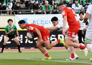 神戸-相模原　前半にトライを決める神戸のＣＴＢレイナートブラウン＝神戸市須磨区、ユニバー記念競技場