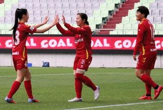 ＩＮＡＣ神戸-ちふれ埼玉　追加点を決めたＩＮＡＣ神戸の辻沢（中央）を祝福する大田（左）＝ノエビアスタジアム神戸