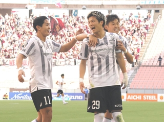 名古屋－神戸　前半１２分、頭で先制点を挙げた神戸の小松（２９）＝豊田スタジアム