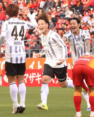 名古屋－神戸　後半４３分、左足で３点目となるミドルシュートを決め、喜ぶ神戸の永戸（中央）＝豊田スタジアム