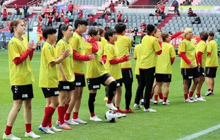 試合前練習の入場時に国際女性デーを祝福するミモザカラーのシャツを着用したＩＮＡＣ神戸イレブン＝ノエビアスタジアム神戸