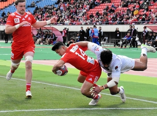 神戸－相模原　前半９分、神戸のＷＴＢ松永（１４）がトライを決め、１２－０とする