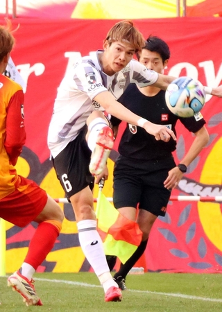 約１カ月ぶりに公式戦で先発復帰した神戸の扇原（中央）＝豊田スタジアム