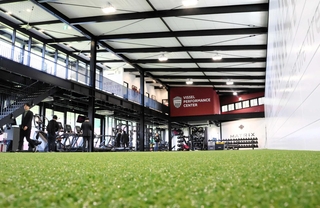 広い人工芝エリアや最先端のトレーニング機材を備えるヴィッセルパフォーマンスセンター＝神戸市西区