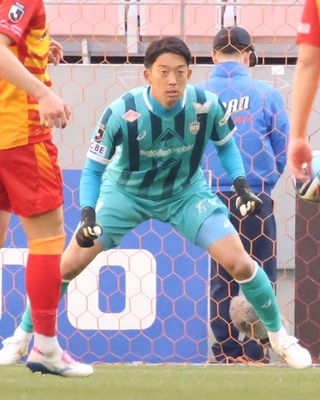 神戸に移籍後Ｊ１初出場を果たしたＧＫ権田（左から３人目）＝豊田スタジアム