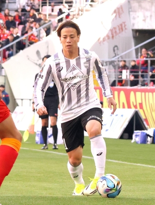 今季も不動の左サイドバックで攻守に貢献する神戸の永戸＝１４日、豊田スタジアム