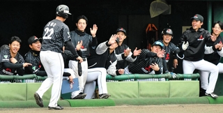 決勝・三菱重工Ｗｅｓｔ－日本製鉄瀬戸内　８回裏、５点目のホームを踏んだ拾尾（２２）を笑顔で迎える三菱重工Ｗｅｓｔナイン