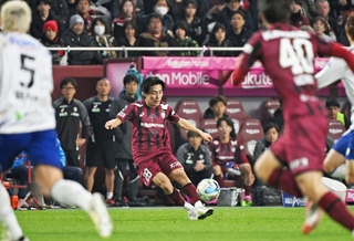 神戸－Ｇ大阪　後半、同点弾をアシストする神戸の浜崎＝１８日夜、神戸市兵庫区御崎町１、ノエビアスタジアム神戸（撮影・大田将之） 