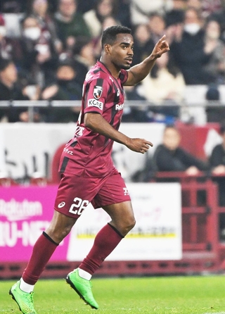 神戸－Ｇ大阪　後半、同点弾を決めた神戸のジェアンパトリッキ＝１８日夜、神戸市兵庫区御崎町１、ノエビアスタジアム神戸（撮影・大田将之） 