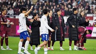 神戸－Ｇ大阪　Ｇ大阪にＰＫ戦の末に敗れてうなだれる神戸の選手たち＝１８日夜、神戸市兵庫区御崎町１、ノエビアスタジアム神戸（撮影・大田将之）